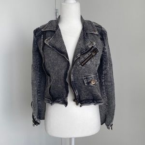 Unique grey acid-washed cropped stretch jacket with low-key biker details.